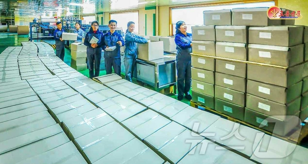 (평양 노동신문=뉴스1) = 북한 노동당 기관지 노동신문은 11일 민들레학습공장에서 학습장 생산에서 혁신을 일으키고 있다고 보도했다. [국내에서만 사용가능. 재배포 금지. DB 금 …