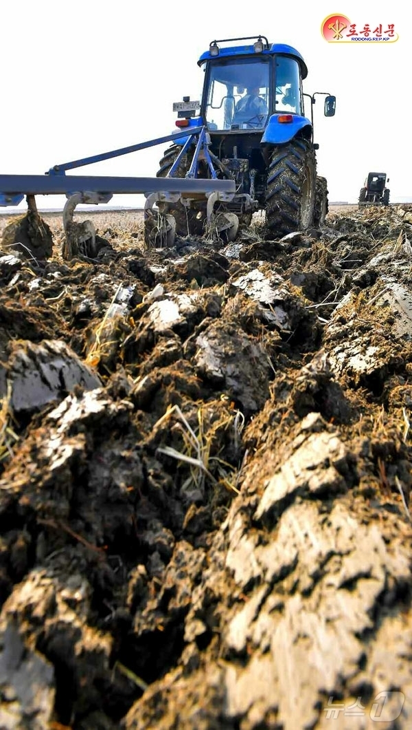 (평양 노동신문=뉴스1) = 북한 노동당 기관지 노동신문은 11일 사리원시 정방농장에서 논갈이를 다그치고 있다고 보도했다. [국내에서만 사용가능. 재배포 금지. DB 금지. For …