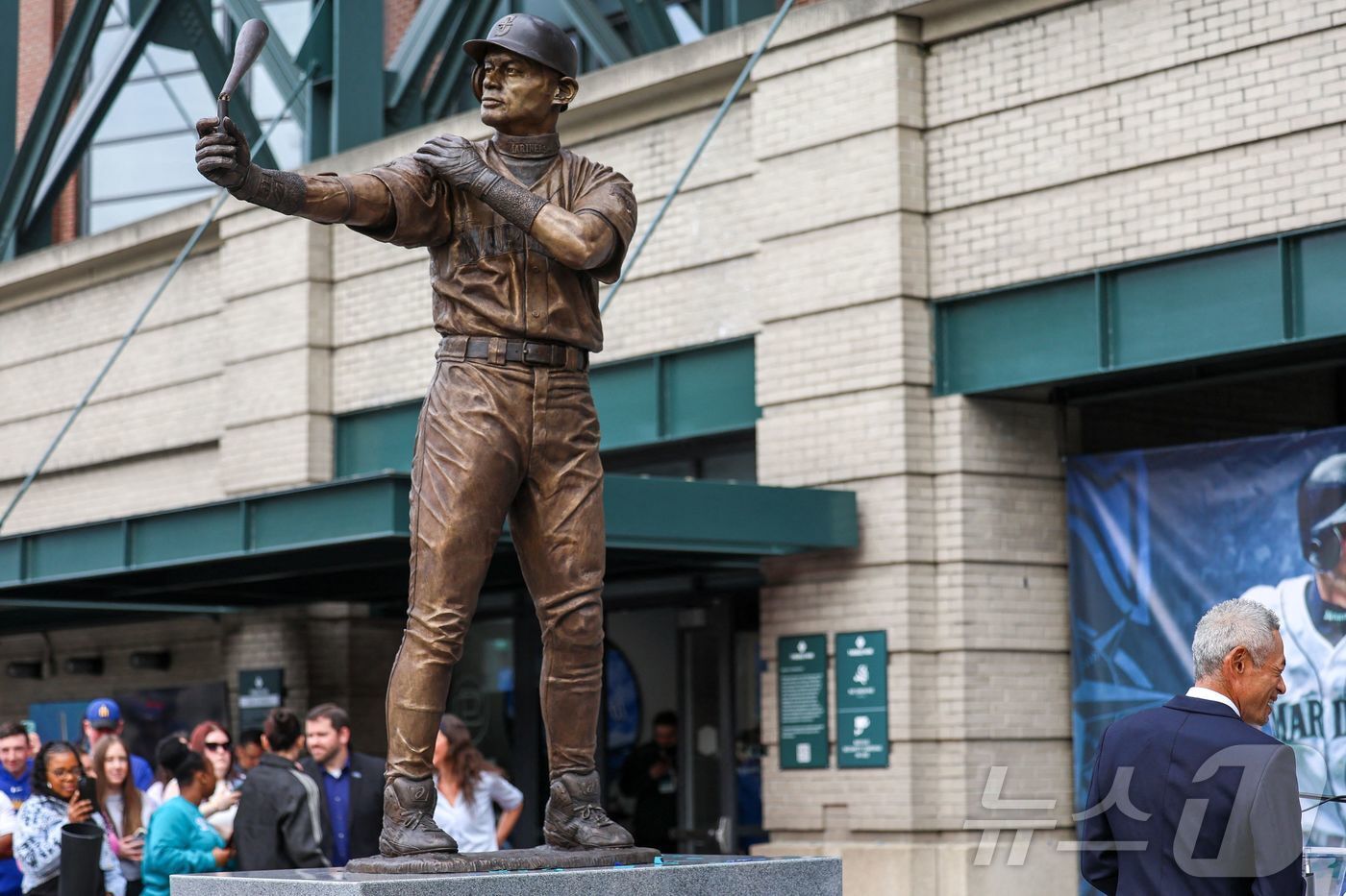 본문 이미지 - 스즈키 이치로 동상 제막식에서 부러진 채 공개된 배트. ⓒ AFP=뉴스1