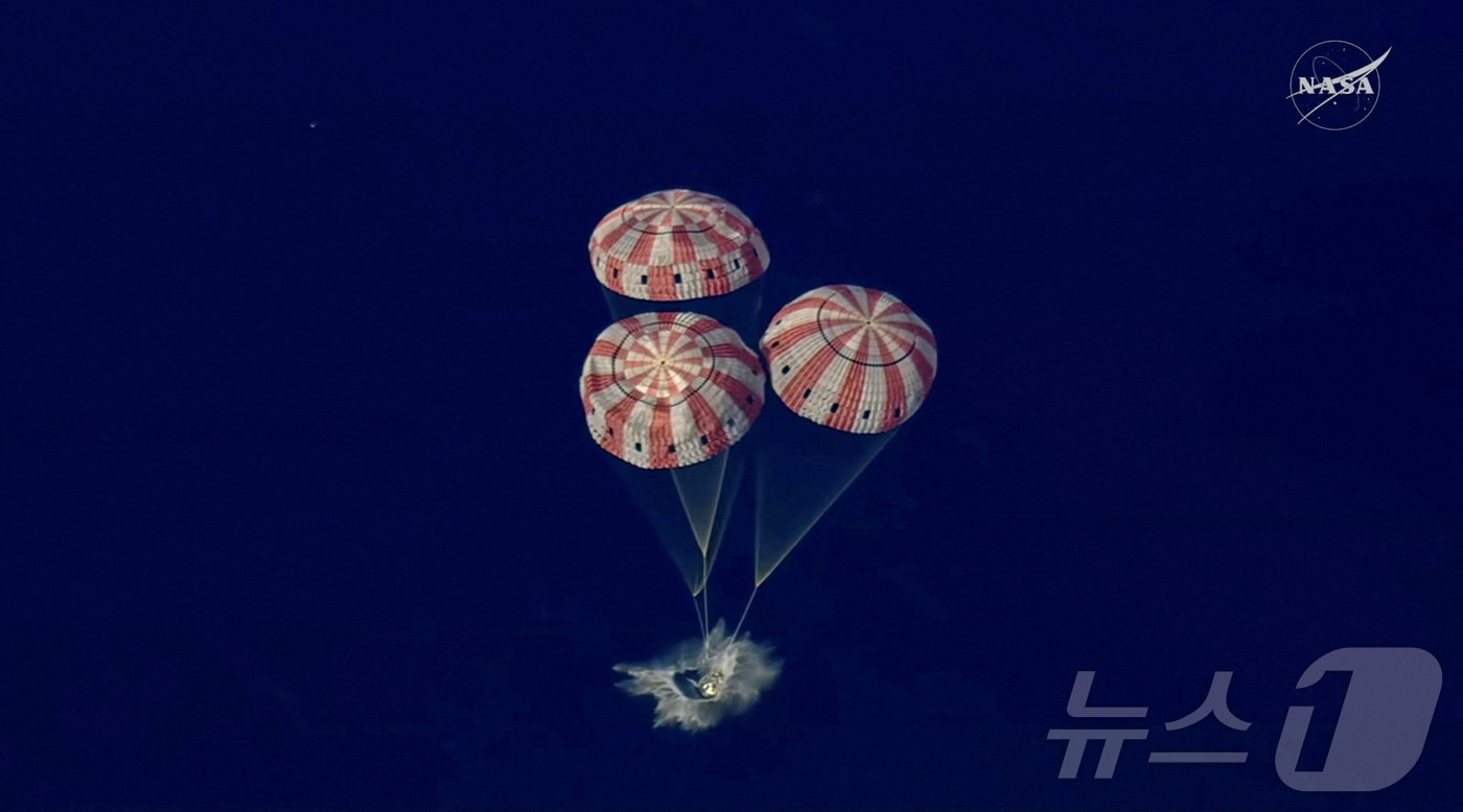 (로이터=뉴스1) 구윤성 기자 = 우주탐사선 '아르테미스 2호'의 유인 캡슐인 오리온이 10일(현지시간) 오후 8시 7분(미 동부 시간 기준) 달 탐사를 마치고 미국 샌디에이고 인 …