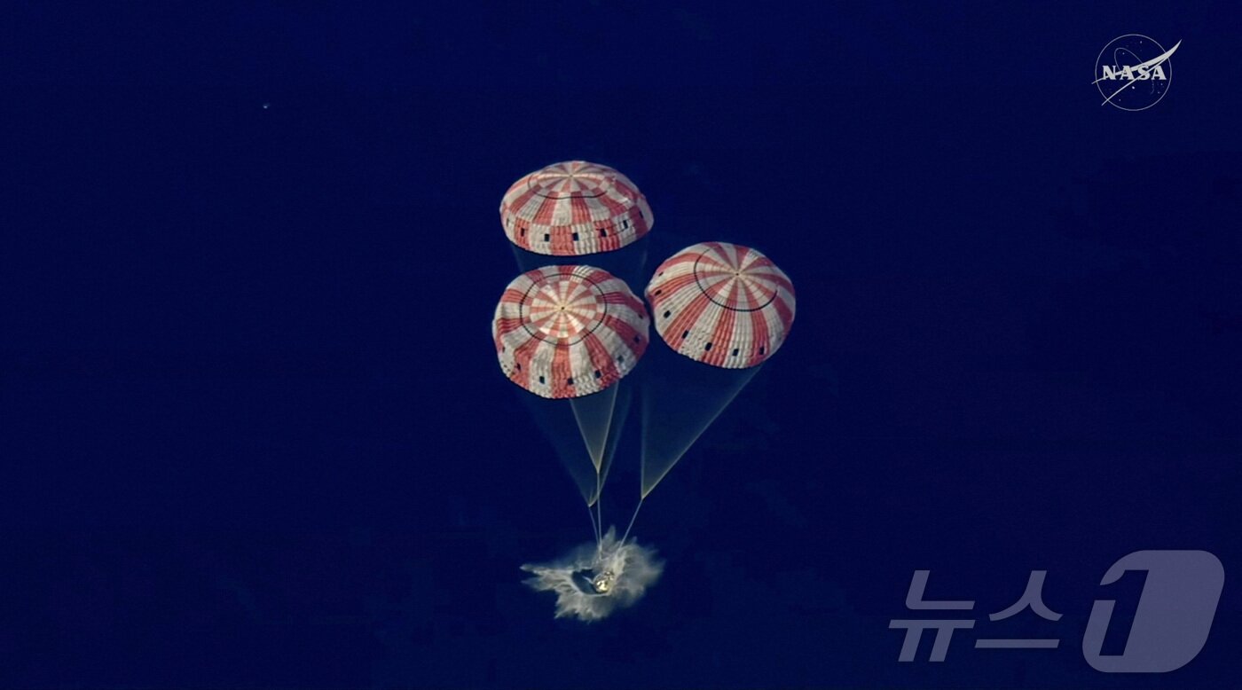 본문 이미지 - 우주탐사선 '아르테미스 2호'의 유인 캡슐인 오리온이 10일(현지시간) 오후 8시 7분(미 동부 시간 기준) 달 탐사를 마치고 미국 샌디에이고 인근 바다에 착수하고 있다. ⓒ 로이터=뉴스1
