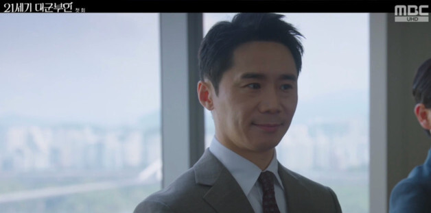 '21세기 대군부인' 임철수, '닮은꼴' 김대곤과 깜짝 등장…데칼코마니 존재감