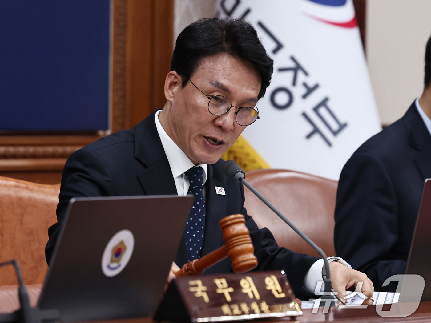 (서울=뉴스1) 구윤성 기자 = 김민석 국무총리가 11일 오전 서울 종로구 정부서울청사에서 열린 임시국무회의에서 의사봉을 두드리고 있다.  2026.4.11/뉴스1
