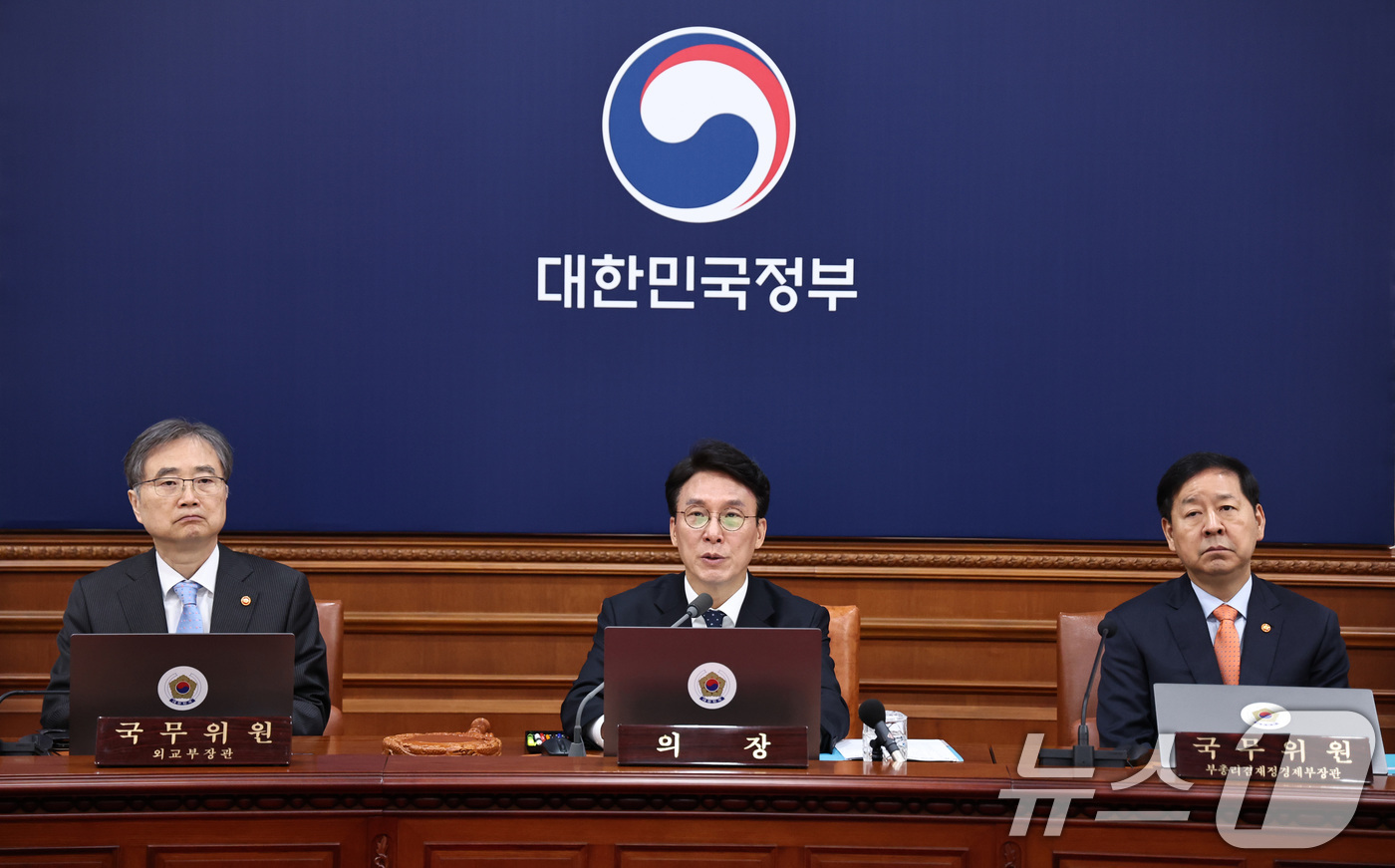 (서울=뉴스1) 구윤성 기자 = 김민석 국무총리가 11일 오전 서울 종로구 정부서울청사에서 열린 임시국무회의에서 모두발언을 하고 있다. 2026.4.11/뉴스1