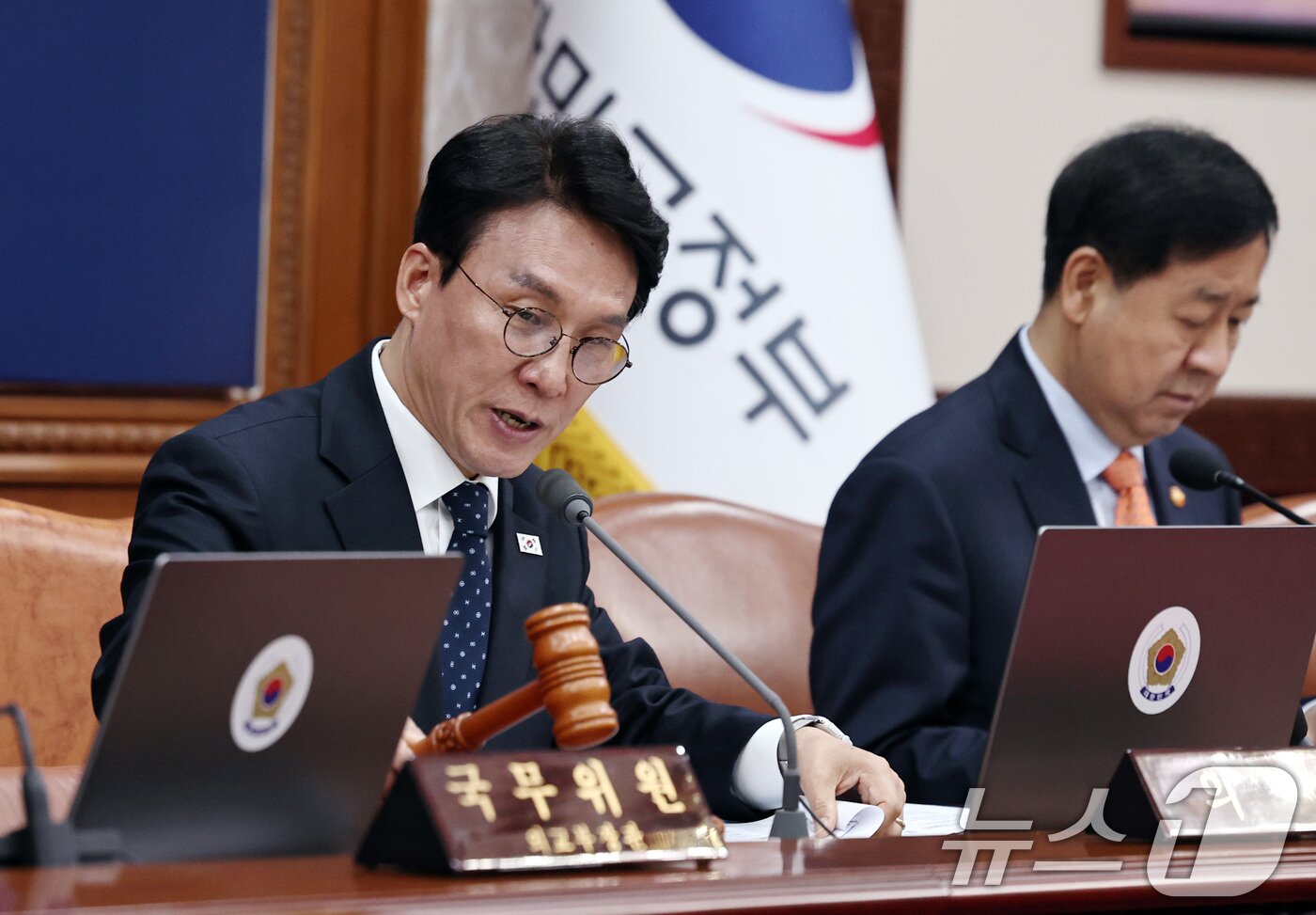 본문 이미지 - 김민석 국무총리가 11일 오전 서울 종로구 정부서울청사에서 열린 임시국무회의에서 의사봉을 두드리고 있다. 2026.4.11 ⓒ 뉴스1 구윤성 기자