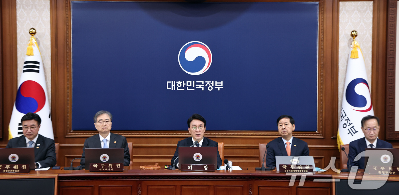 (서울=뉴스1) 구윤성 기자 = 김민석 국무총리가 11일 오전 서울 종로구 정부서울청사에서 열린 임시국무회의에서 모두발언을 하고 있다. 2026.4.11/뉴스1