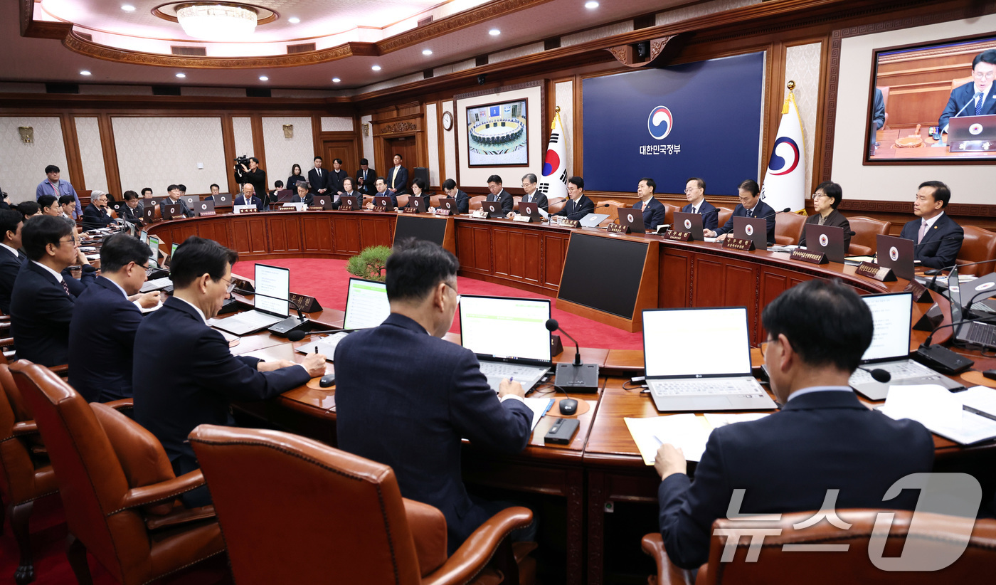 (서울=뉴스1) 구윤성 기자 = 김민석 국무총리가 11일 오전 서울 종로구 정부서울청사에서 열린 임시국무회의를 주재하고 있다. 2026.4.11/뉴스1