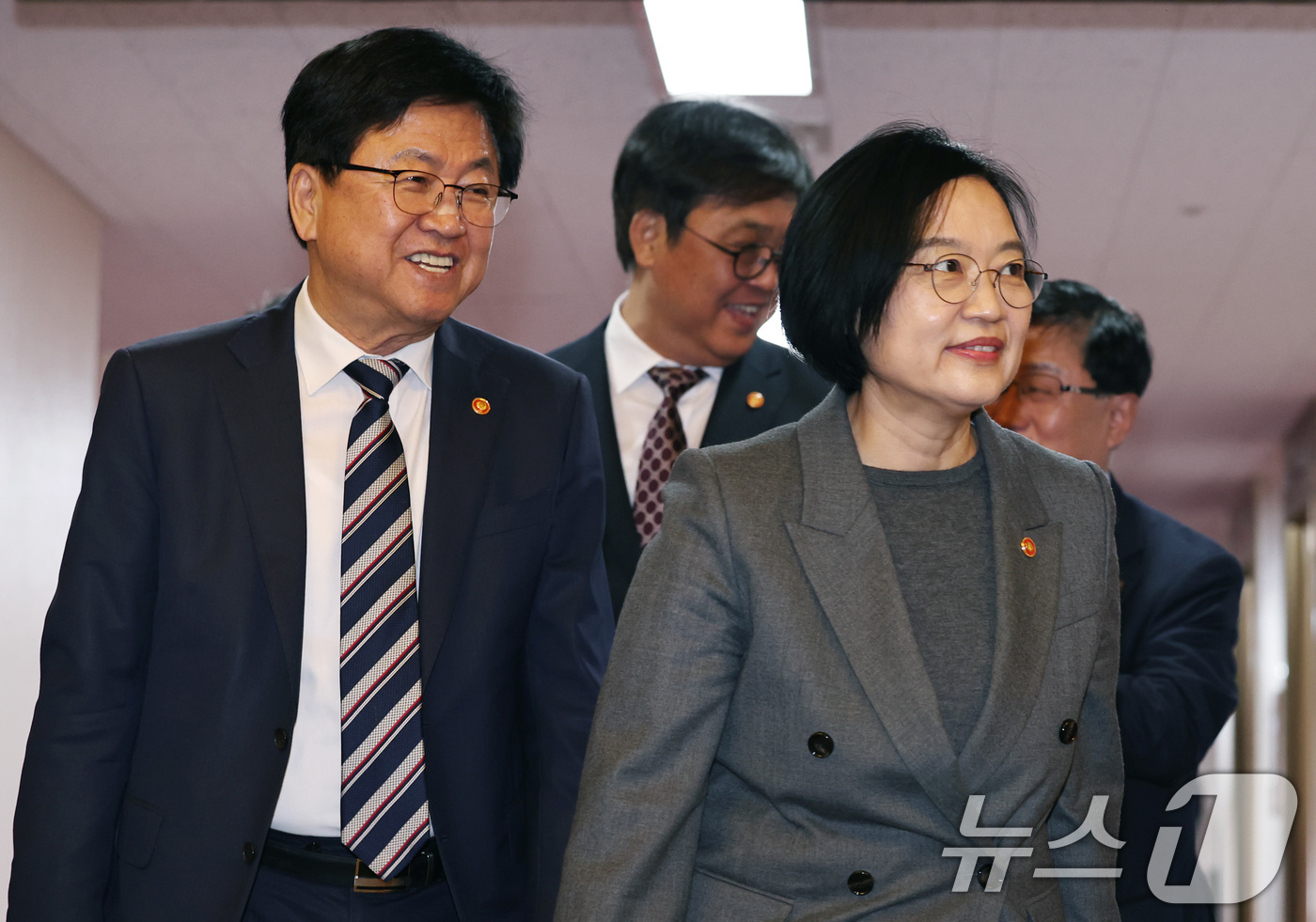 (서울=뉴스1) 구윤성 기자 = 최교진 교육부 장관(왼쪽부터), 최휘영 문화체육관광부 장관, 한성숙 중소벤처기업부 장관이 11일 오전 서울 종로구 정부서울청사에서 열린 임시국무회의 …