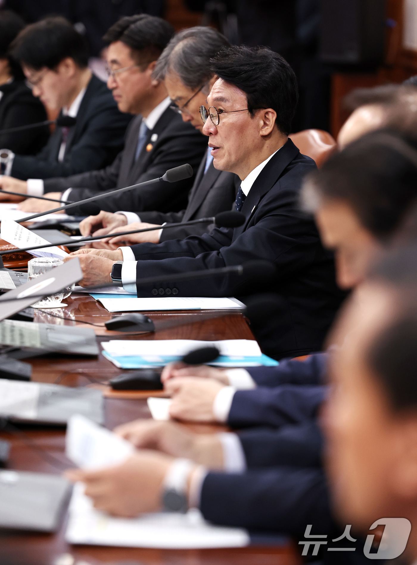 (서울=뉴스1) 구윤성 기자 = 김민석 국무총리가 11일 오전 서울 종로구 정부서울청사에서 열린 임시국무회의를 주재하고 있다. 2026.4.11/뉴스1