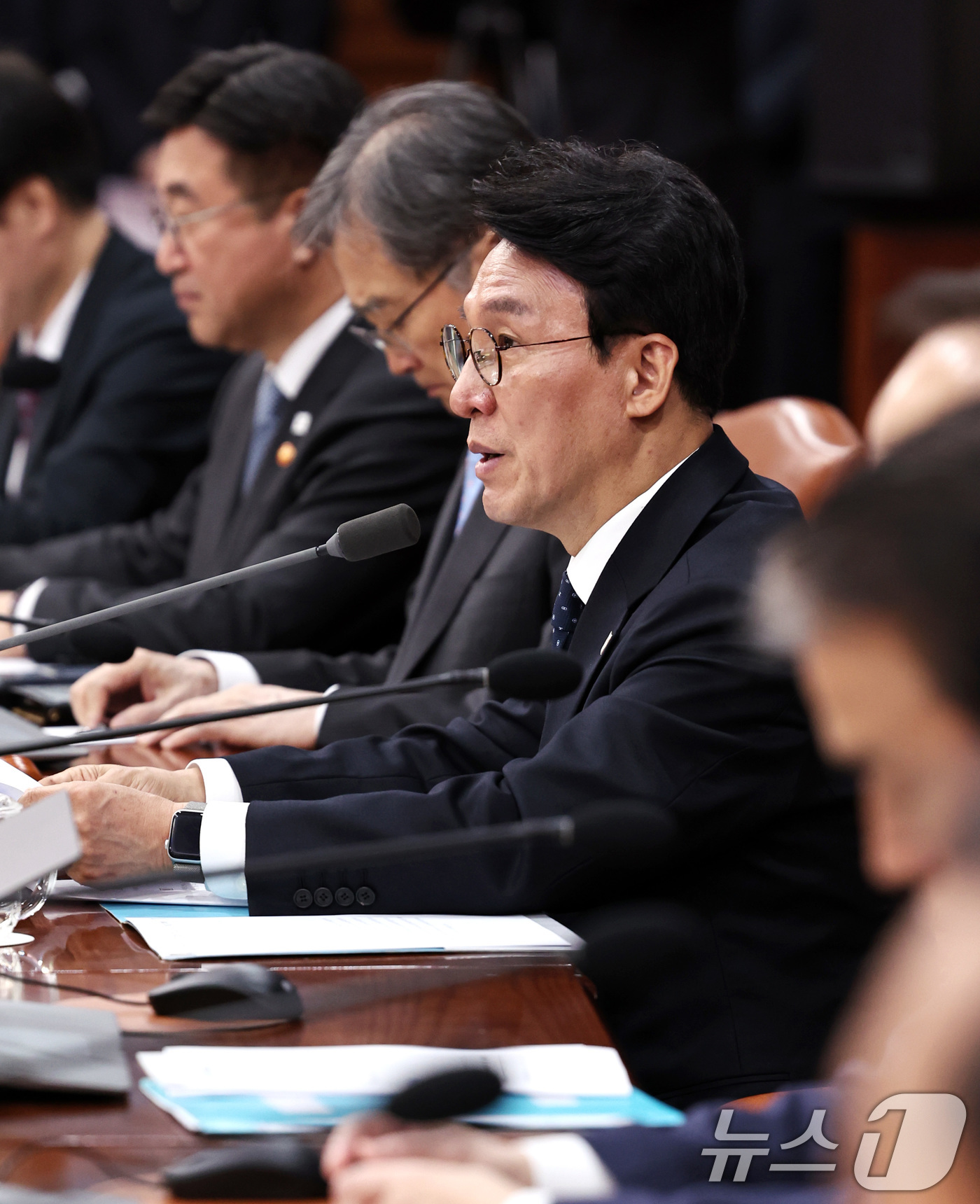 (서울=뉴스1) 구윤성 기자 = 김민석 국무총리가 11일 오전 서울 종로구 정부서울청사에서 열린 임시국무회의를 주재하고 있다. 2026.4.11/뉴스1