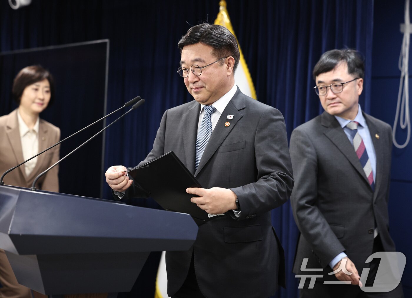 본문 이미지 - 윤호중 행정안전부 장관이 11일 오전 서울 종로구 정부서울청사에서 고유가 피해지원금 지급 계획을 발표를 준비하고 있다. 왼쪽부터 이스란 보건복지부 제1차관, 윤 장관, 임기근 기획예산처 차관. 2026.4.11 ⓒ 뉴스1 구윤성 기자