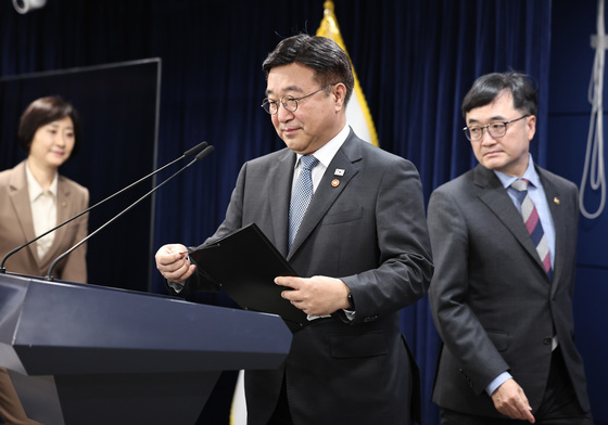 '고유가 피해지원금' 지급계획 발표 앞둔 윤호중 장관