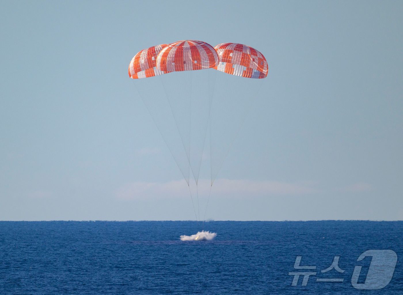 (AFP=뉴스1) 구윤성 기자 = 달 탐사를 마친 우주탐사선 '아르테미스 2호'의 유인 캡슐인 오리온이 10일(현지시간) 오후 8시 7분(미 동부 시간 기준) 미국 샌디에이고 인근 …