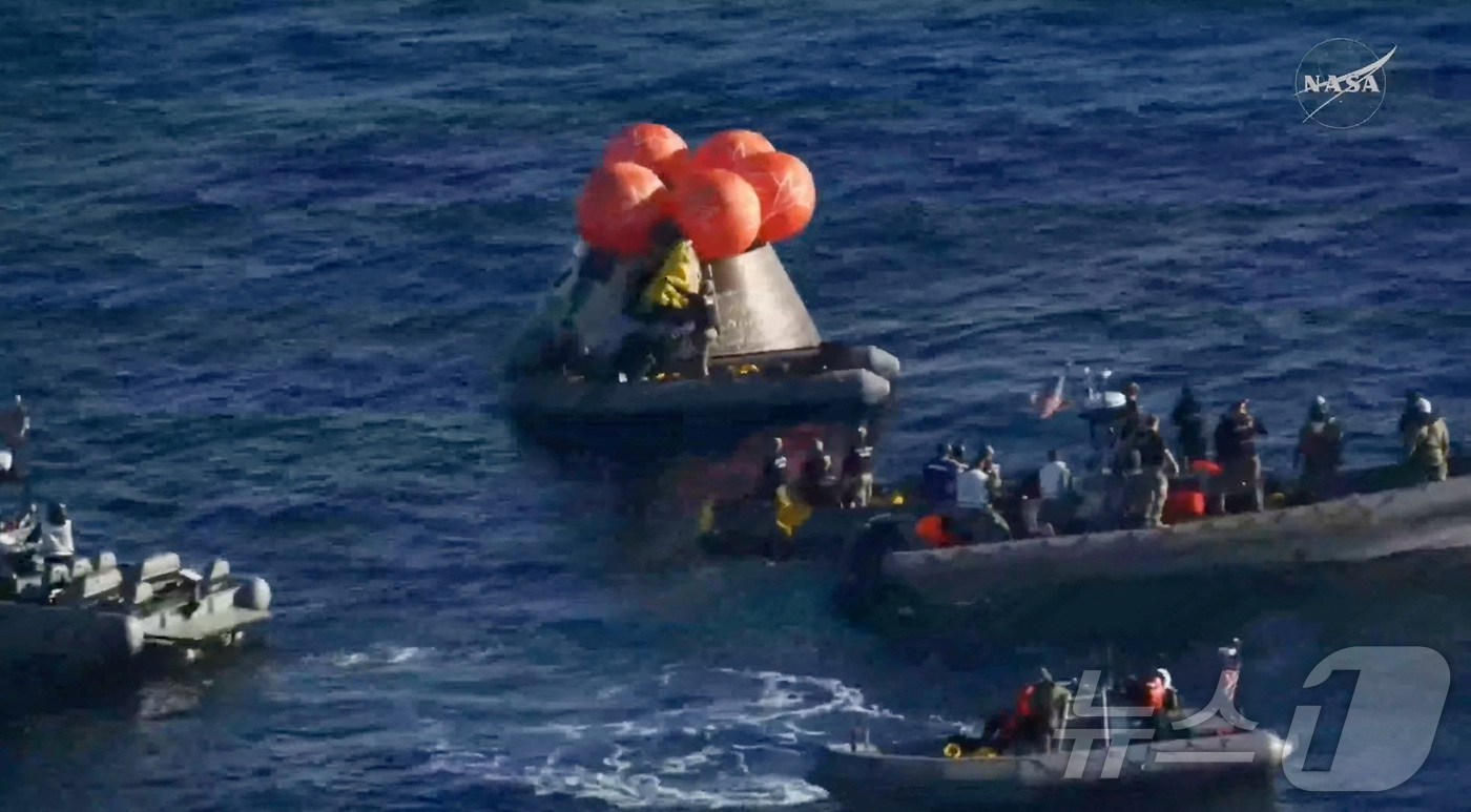 (로이터=뉴스1) 구윤성 기자 = 달 탐사를 마친 우주탐사선 '아르테미스 2호'의 유인 캡슐인 오리온이 10일(현지시간) 오후 8시 7분(미 동부 시간 기준) 미국 샌디에이고 인근 …