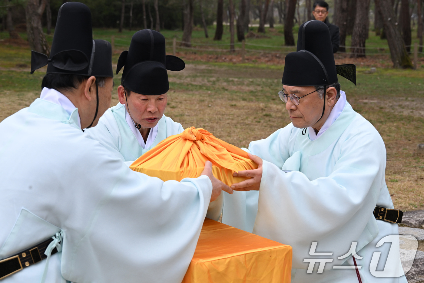(서울=뉴스1) = 허민 국가유산청장이 11일 오전 경기 남양주 사릉에서 열린 '단종·정순왕후 고유제'에서 초헌관으로 나서 제례를 설행하고 있다.단종과 정순왕후를 기리는 '단종·정 …