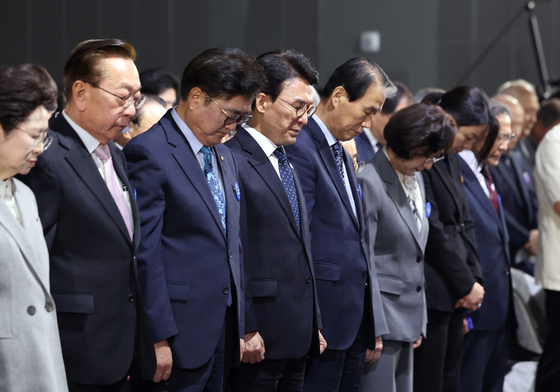 묵념하는 김민석·우원식