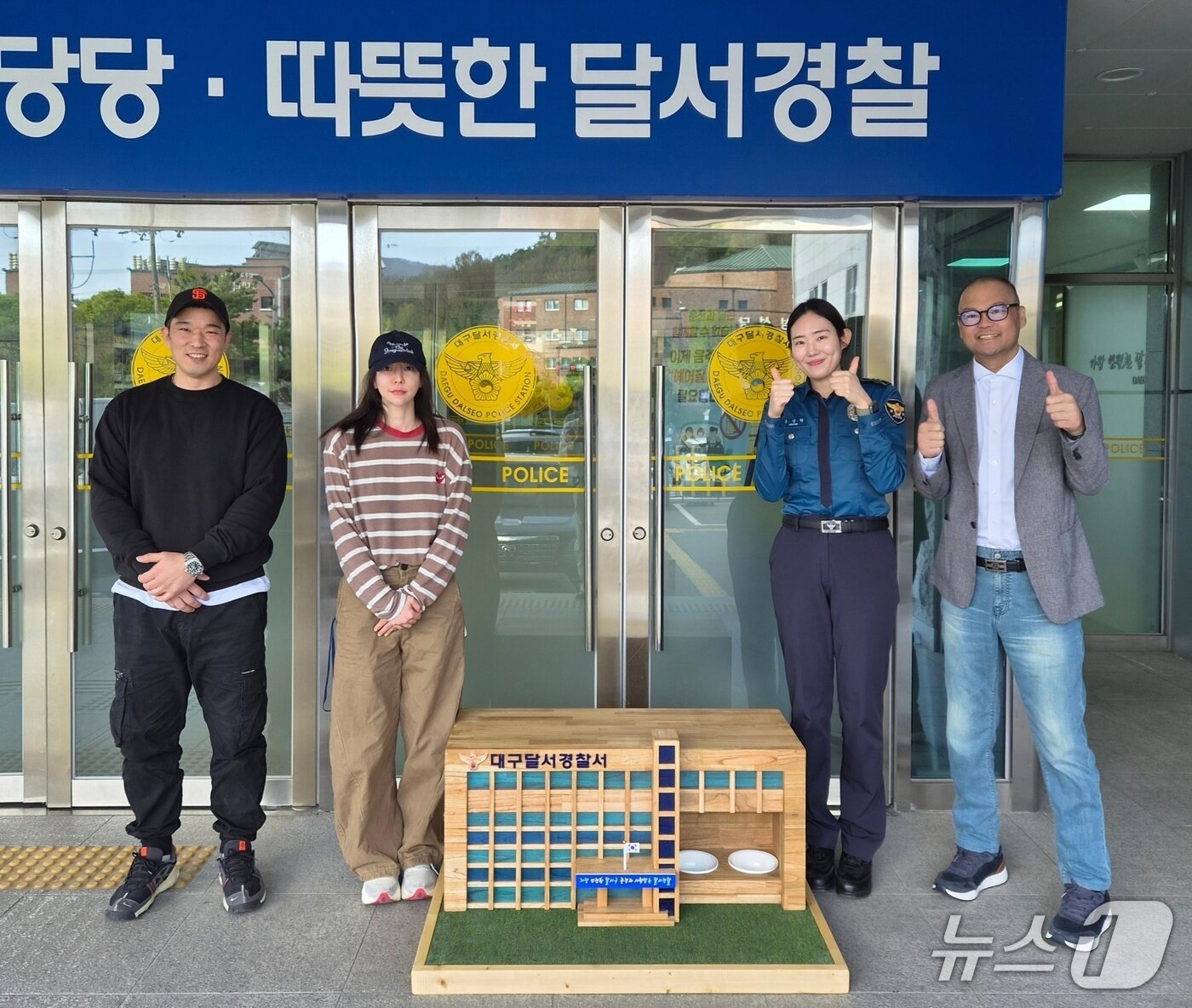 본문 이미지 - 대구달서경찰서에 설치된 길고양이 급식소(대구고양이보호연대 제공) ⓒ 뉴스1