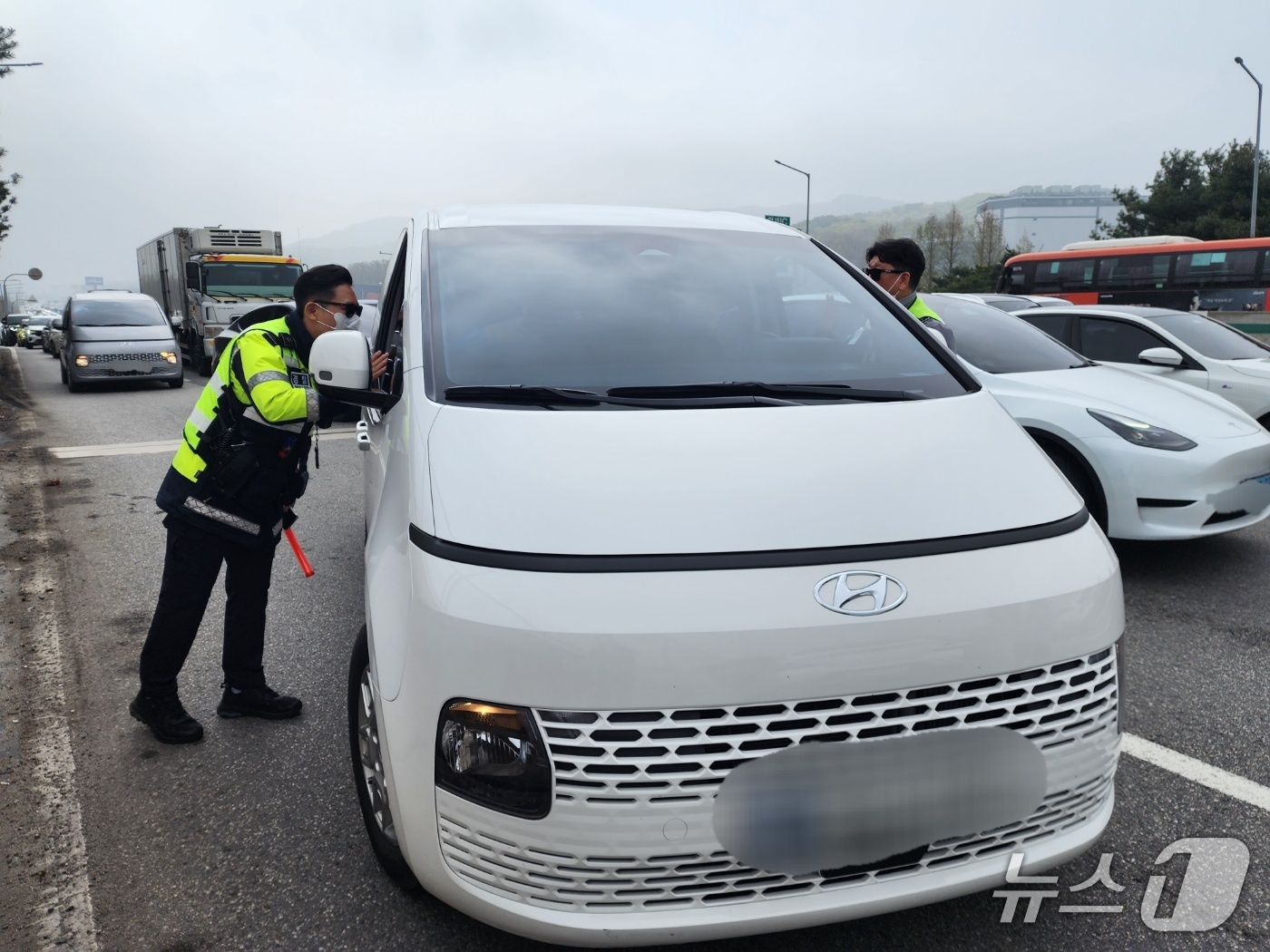 (서울=뉴스1) 권진영 기자 = 11일 경찰이 수도권의 한 자동차전용도로에서 승차정원을 지키지 않고 버스전용차로를 주행한 차량을 대상으로 단속활동을 벌이고 있다.