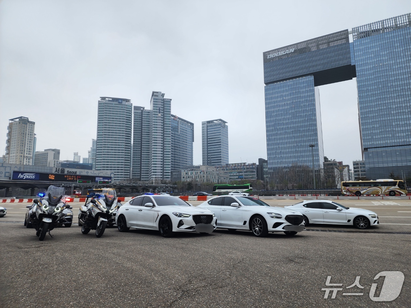 (서울=뉴스1) 권진영 기자 = 11일 서울 톨게이트 앞에서 암행순찰차와 싸이카가 버스전용차로 집중단속을 위해 대기하고 있다.