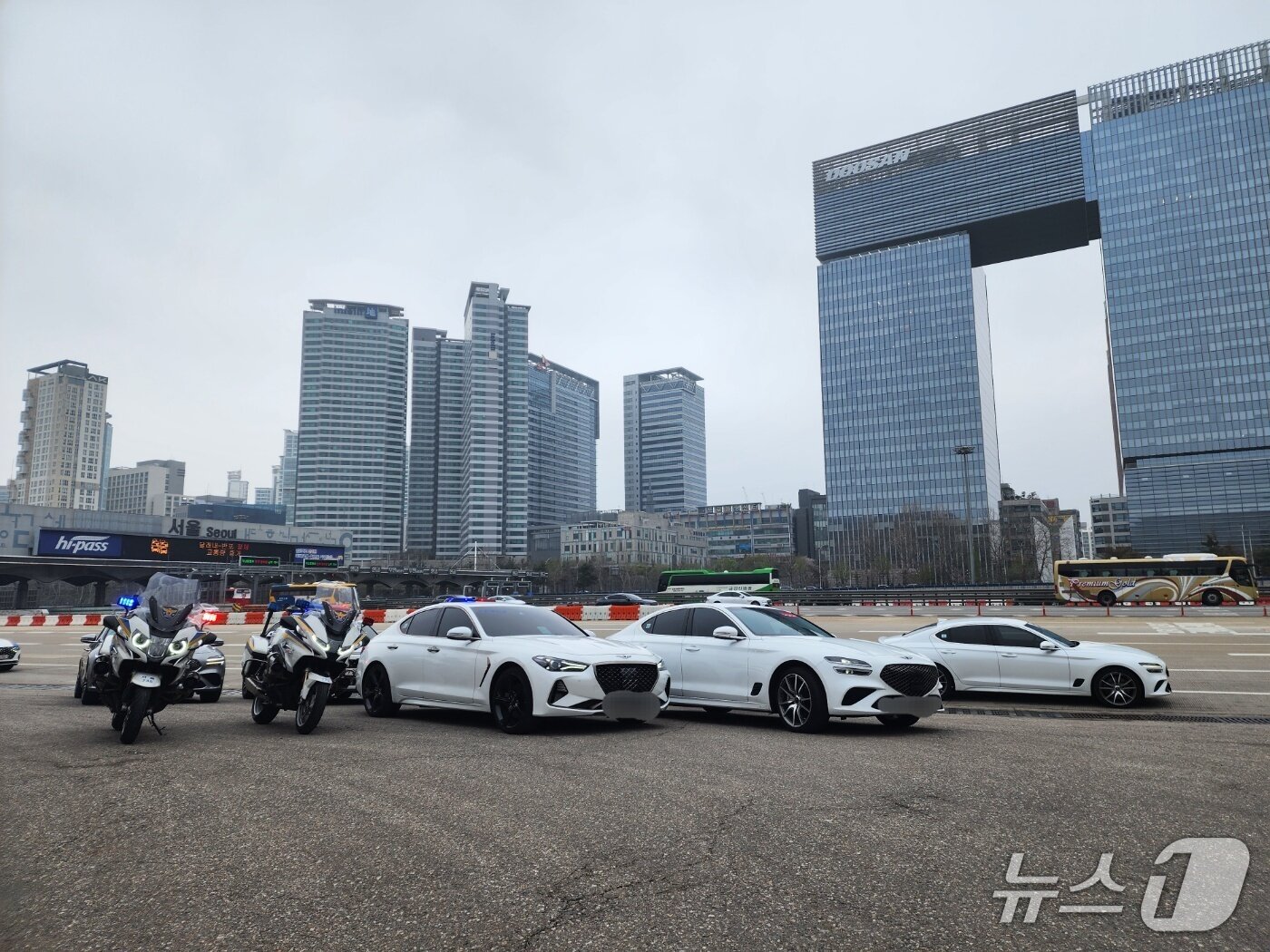 본문 이미지 - 11일 서울 톨게이트 앞에서 버스전용차로 집중단속에 나서는 순찰차 및 암행순찰차, 싸이카가 대기하고 있다. 2026.04.11/ⓒ 뉴스1 권진영 기자