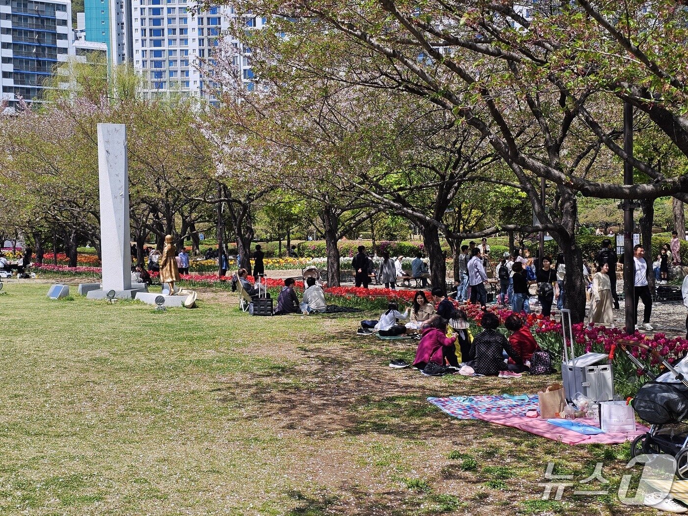 본문 이미지 - 11일 오후 김해 연지공원을 찾은 시민들이 돗자리를 편 채 휴식을 취하고 있다. 2026.4.11 ⓒ 뉴스1 박민석 기자