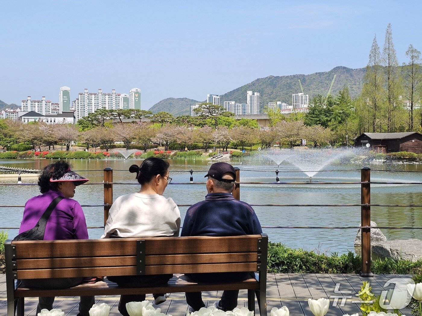 본문 이미지 - 11일 오후 김해 연지공원을 찾은 시민들이 벤치에 앉아 휴식을 취하고 있다. 2026.4.11 ⓒ 뉴스1 박민석 기자