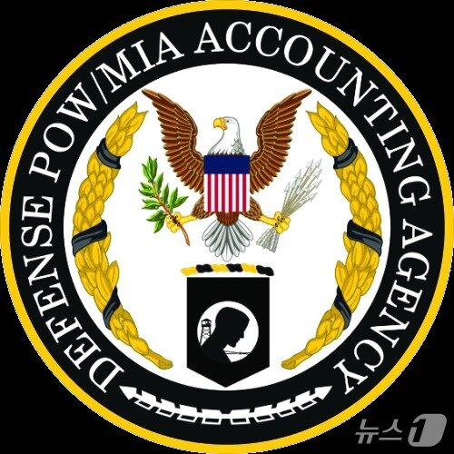 본문 이미지 - 미 국방부 산하 전쟁포로·실종자확인국(Defense POW/MIA Accounting Agency·DPAA) 부대 마크. 마크 하단에는 미군 포로 및 실종자를 추모하는 'POW/MIA Flag'(Prisoners Of War/Missing In Action Flag)가 새겨져 있다. 2026. 4.13./ⓒ 뉴스1(DPAA 홈페이지 캡처)