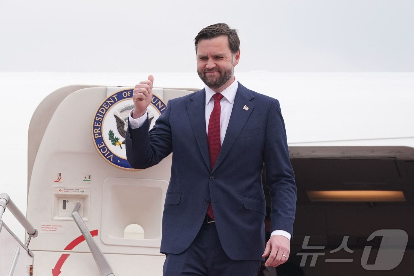 (AFP=뉴스1) 구윤성 기자 = JD 밴스 미국 부통령이 11일(현지시간) 이란과의 회담을 협상을 위해 파키스탄 이슬라바마드 인근 누르칸 공군기지에 도착해 엄지를 치켜들고 있다. …
