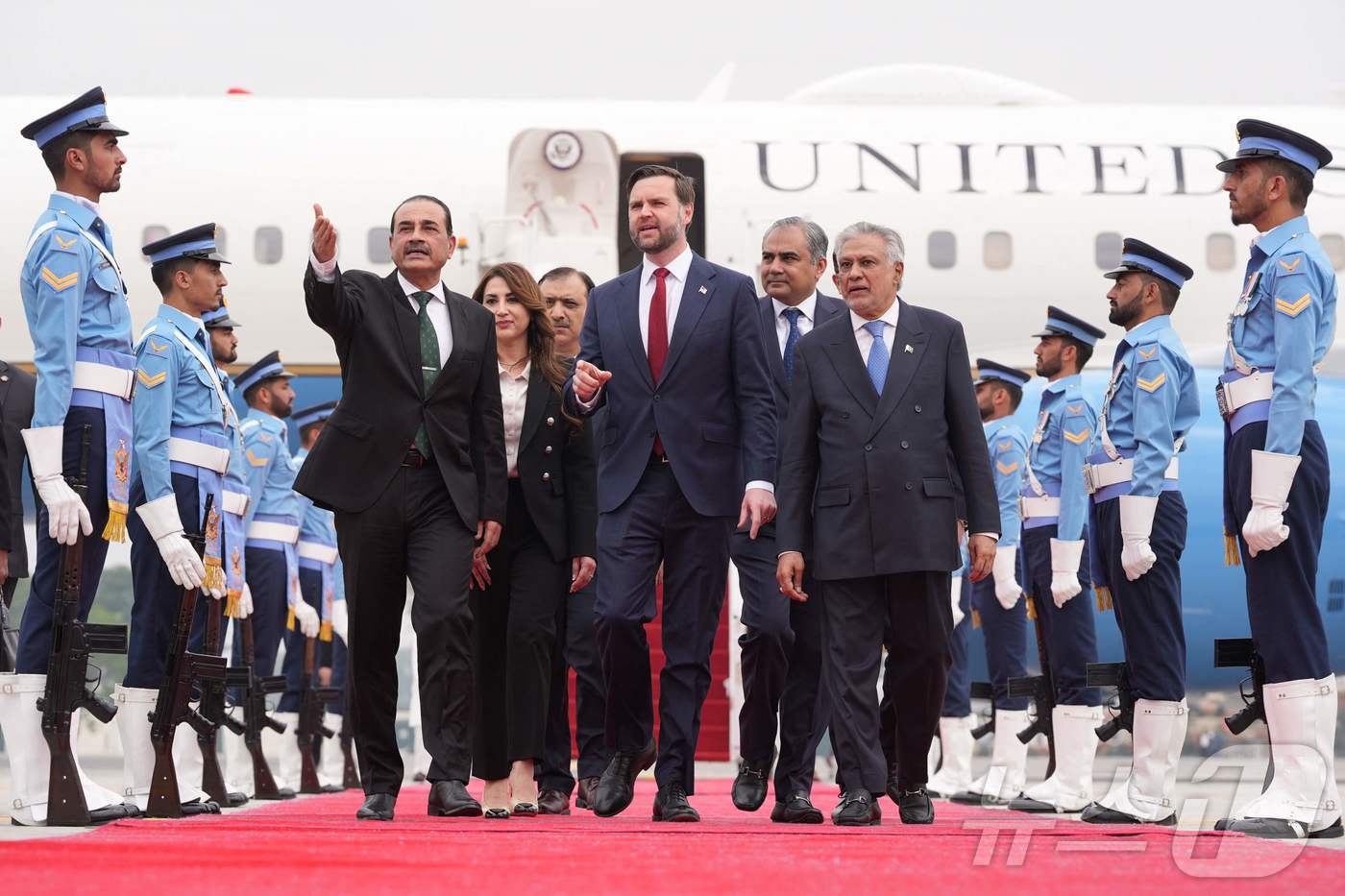 (AFP=뉴스1) 구윤성 기자 = 이란과의 회담을 협상을 위해 파키스탄을 방문한 JD 밴스 미국 부통령(가운데)이 11일(현지시간) 이슬라바마드 인근 누르칸 공군기지에 도착해 아심 …