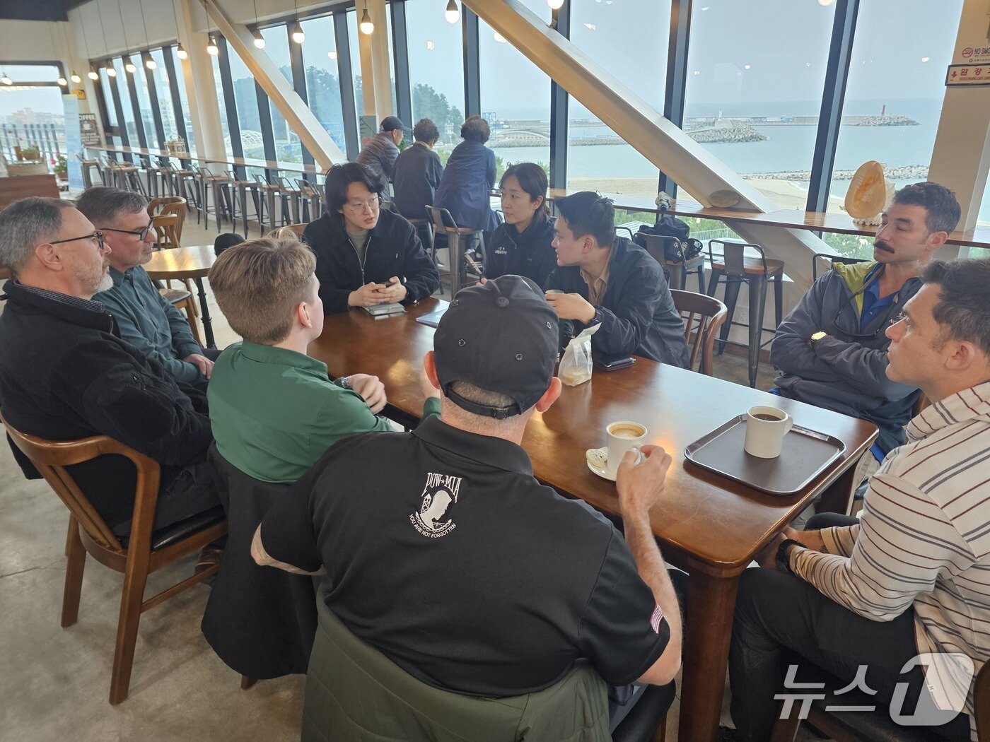 본문 이미지 - 지난 9일 국방부 유해발굴감식단과 DPAA 조사팀을 강원특별자치도 강릉시 인근에서 만나 이달 진행하는 지역주민 탐문 활동과 오는 8월 예정된 수중조사와 관련해 인터뷰 하는 모습. 2026.4.9./ⓒ 뉴스1 김기성 기자