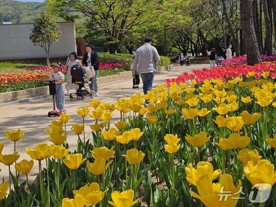 본문 이미지 - 11일 오후 김해 연지공원을 찾은 시민들이 산책을 하고 있다. 2026.4.11 ⓒ 뉴스1 박민석 기자
