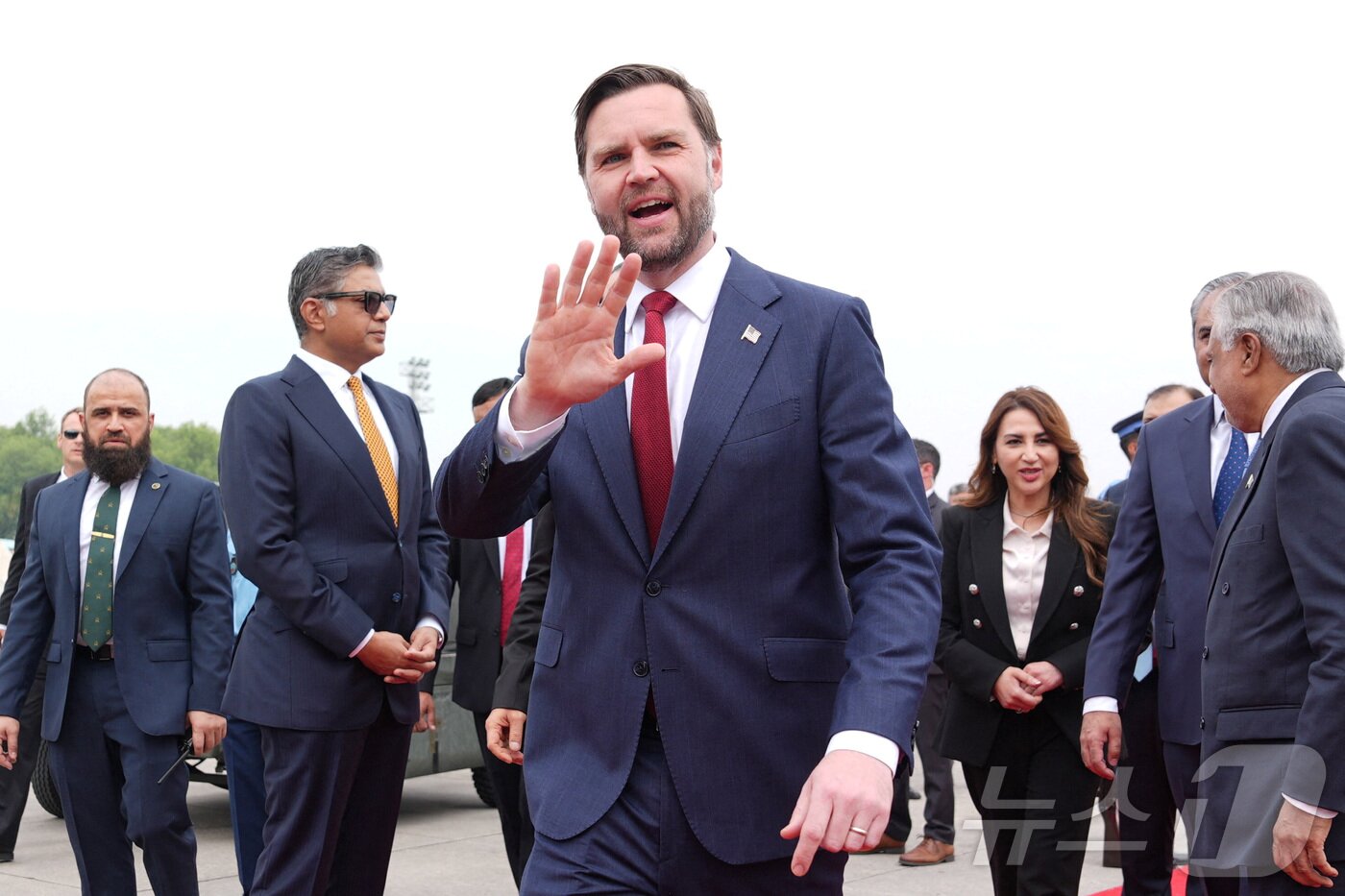 본문 이미지 - JD 밴스 미국 부통령이 11일 이란과의 협상 장소인 파키스탄 이슬라마바드에 도착해 취재진들을 향해 손을 흔들어 주고 있다. 2026.4.11 ⓒ 로이터=뉴스1