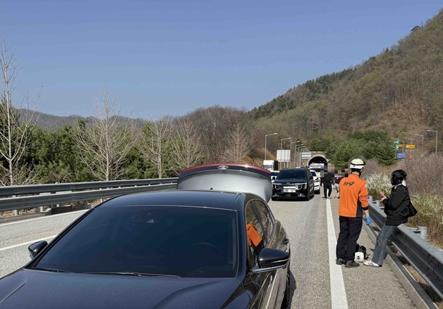 서울양양고속도로서 차량 5대 추돌…운전자 2명 부상