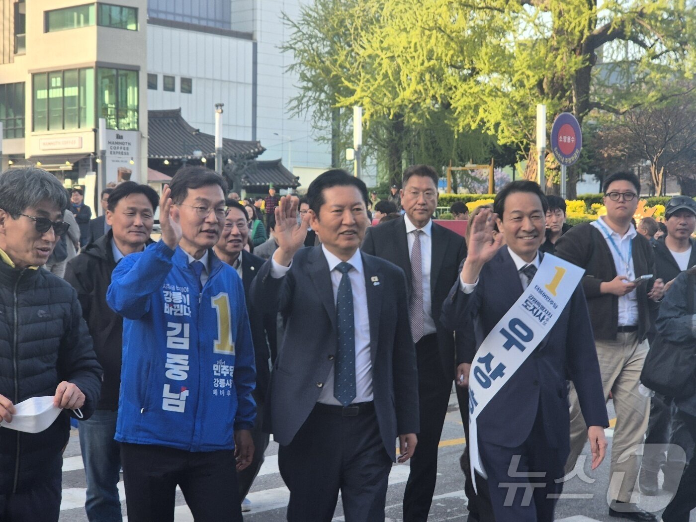 본문 이미지 - 정청래 더불어민주당 대표가 11일 민생현장 방문 일정으로 강원 강릉을 찾았다. 우상호 도지사 후보, 김중남 강릉시장 후보 등과 강릉중앙성남시장에서 시민들과 만나고 있다. 2026.4.11 ⓒ 뉴스1 윤왕근 기자