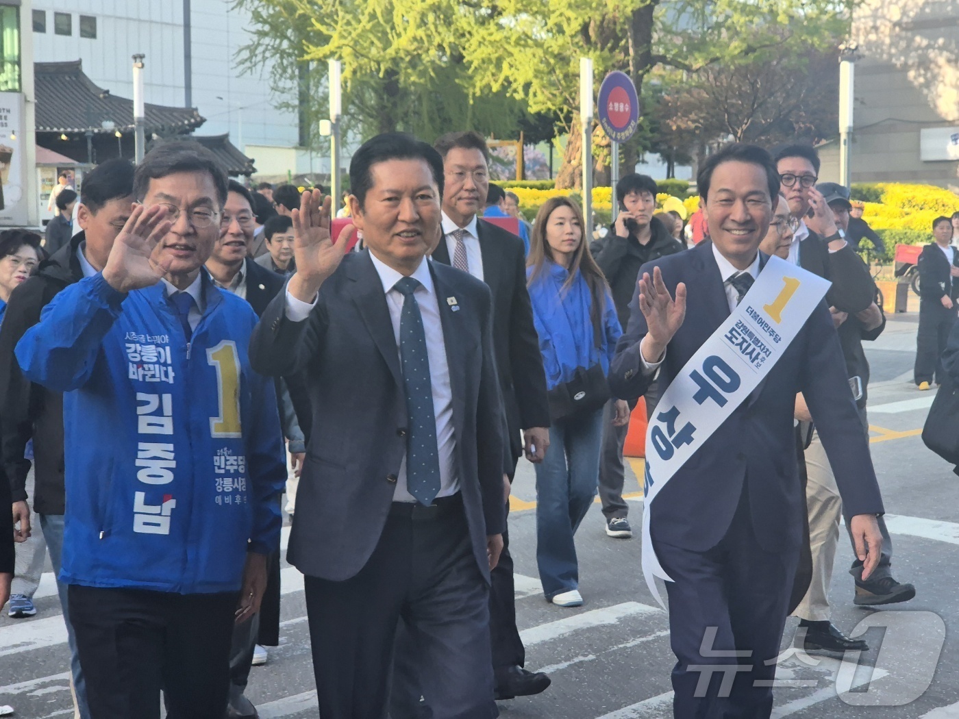 (강릉=뉴스1) 윤왕근 기자 = 정청래 더불어민주당 대표가 11일 민생현장 방문 일정으로 강원 강릉을 찾았다. 우상호 도지사 후보, 김중남 강릉시장 후보 등과 강릉중앙성남시장에서 …