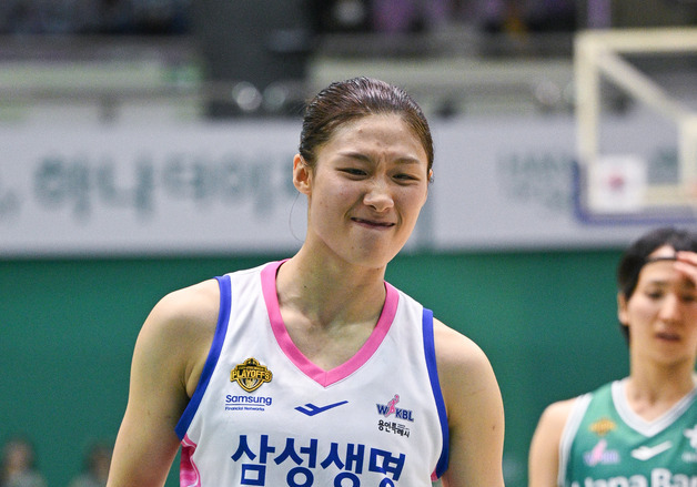 '이해란 34점 원맨쇼' 여자농구 삼성생명, PO 2차전 하나은행 제압
