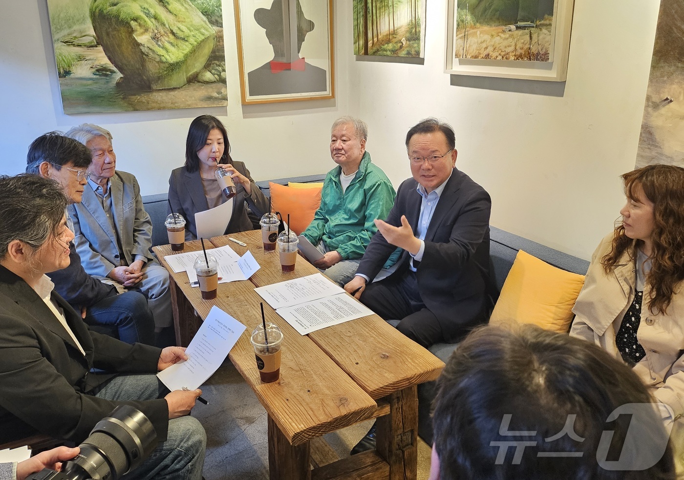 (대구=뉴스1) 남승렬 기자 = 김부겸 더불어민주당 대구시장 예비후보가 11일 오후 대구 중구의 복합문화공간인 라일락뜨락1956을 찾아 시민들과 인사를 나누고 있다. 2026.4. …