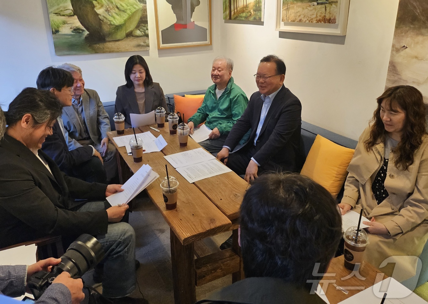 (대구=뉴스1) 남승렬 기자 = 김부겸 더불어민주당 대구시장 예비후보가 11일 오후 대구 중구의 복합문화공간인 라일락뜨락1956에서 지역 문화예술인과 간담회를 하고 있다. 2026 …