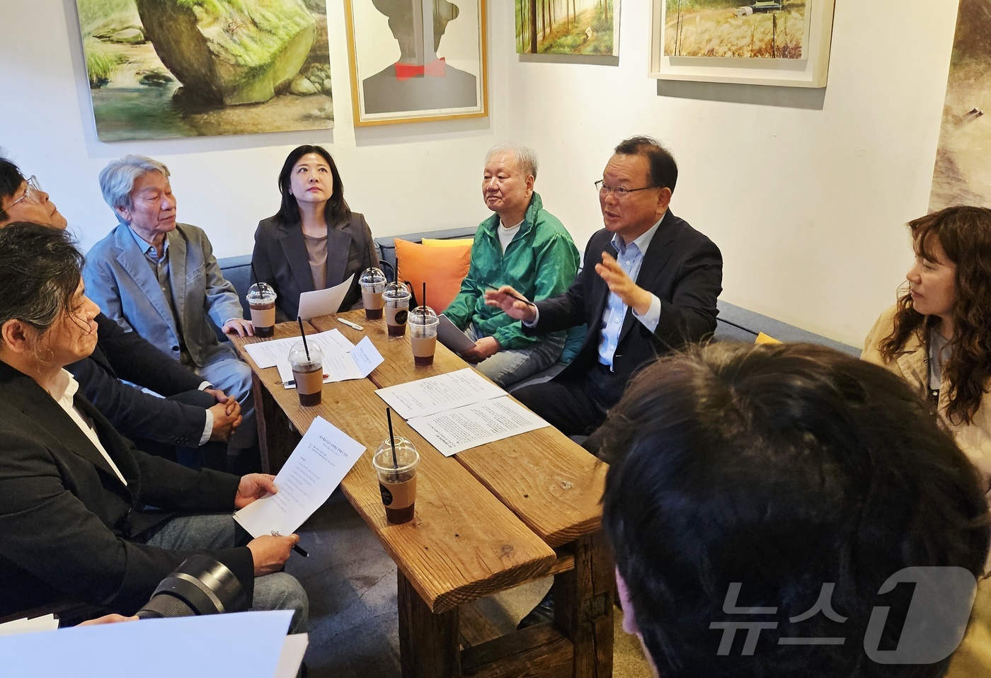 (대구=뉴스1) 남승렬 기자 = 김부겸 더불어민주당 대구시장 예비후보가 11일 오후 대구 중구의 복합문화공간인 라일락뜨락1956에서 지역 문화예술인과 간담회를 하고 있다. 2026 …