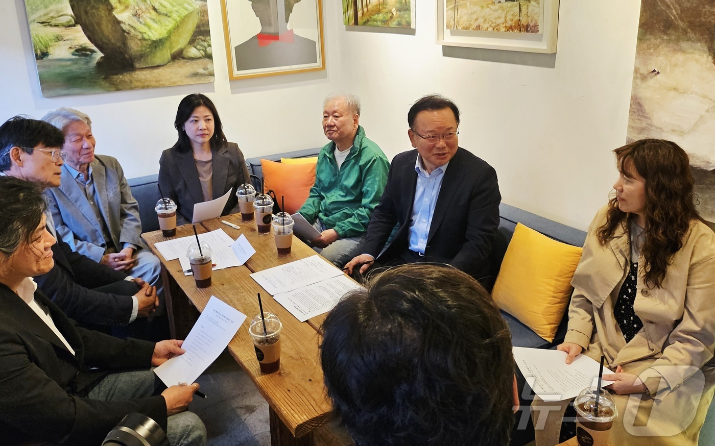 (대구=뉴스1) 남승렬 기자 = 김부겸 더불어민주당 대구시장 예비후보가 11일 오후 대구 중구의 복합문화공간인 라일락뜨락1956에서 지역 문화예술인과 간담회를 하고 있다. 2026 …