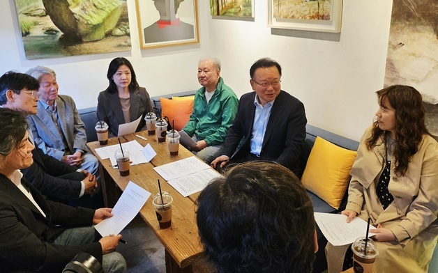 문화예술인과 간담회 하는 김부겸