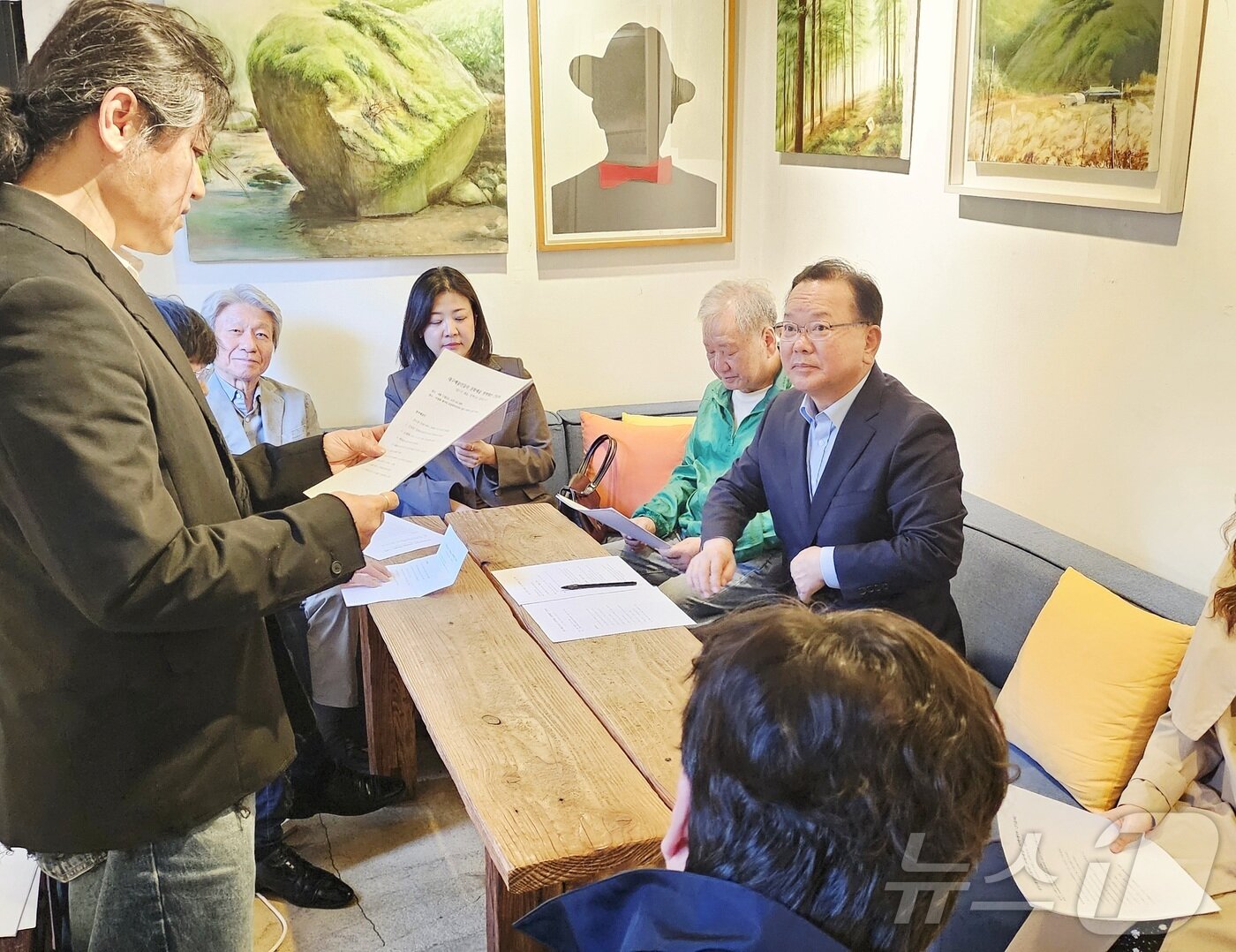 본문 이미지 - 김부겸 더불어민주당 대구시장 예비후보가 11일 오후 대구 중구의 복합문화공간인 라일락뜨락1956에서 지역 문화예술인과 간담회를 하고 있다. 2026.4.11 ⓒ 뉴스1 남승렬 기자