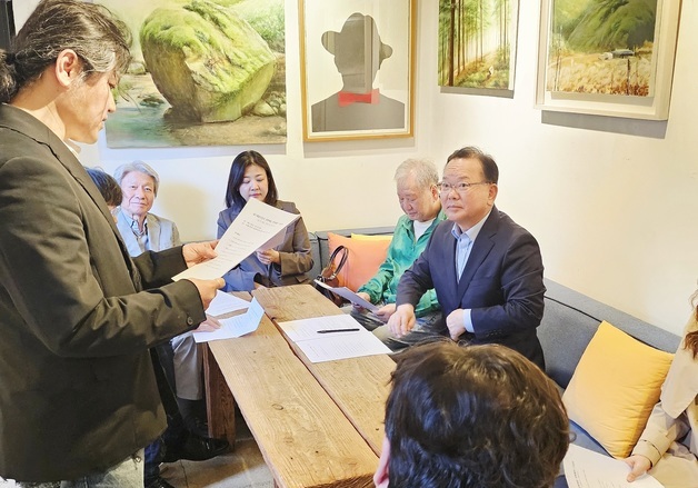 문화예술인과 간담회 하는 김부겸