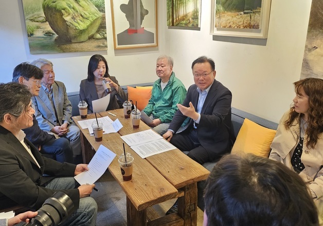 문화예술인과 간담회 하는 김부겸