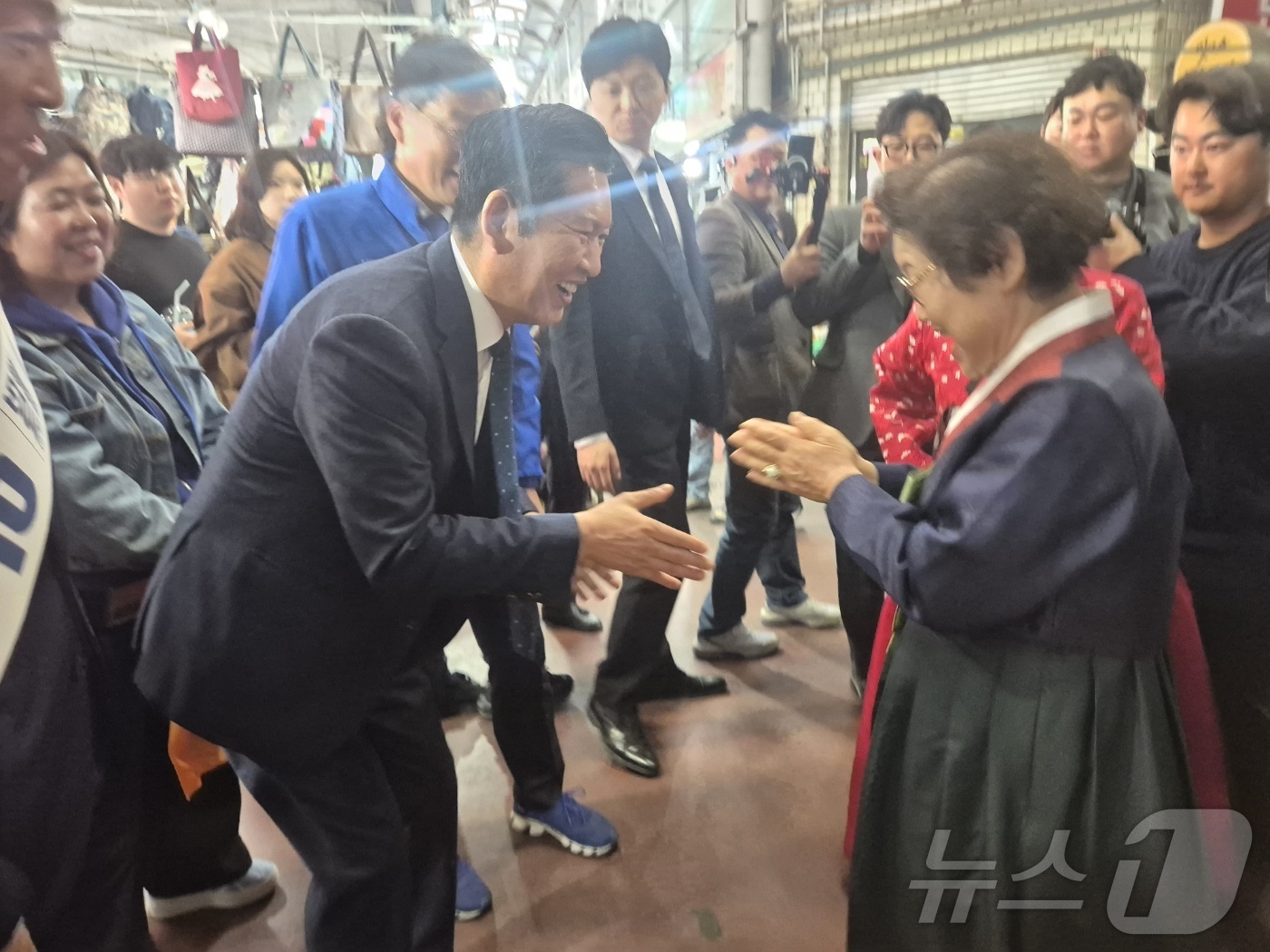 (강릉=뉴스1) 윤왕근 기자 = 정청래 더불어민주당 대표가 11일 우상호 도지사 후보, 김중남 강릉시장 후보와 함께 강원 강릉중앙성남시장을 찾아 시민들과 인사 나누고 있다. 202 …