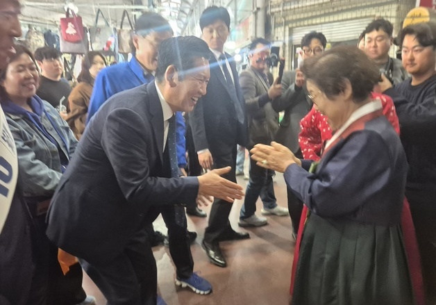 강릉 시민 만난 정청래 민주당 대표