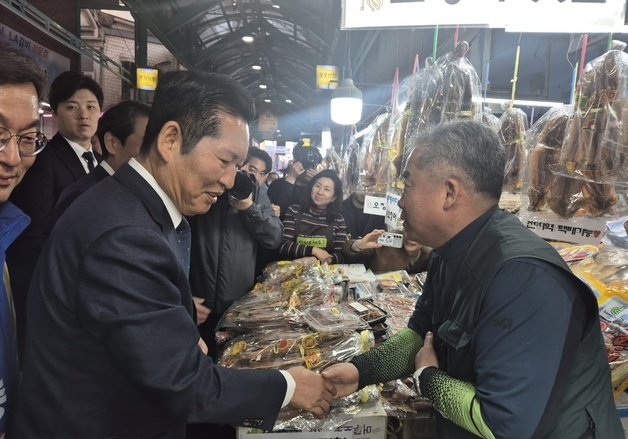 강릉 시민 만난 정청래 민주당 대표