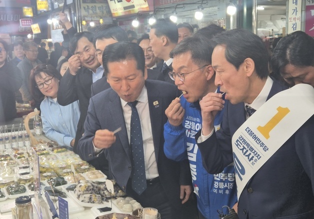 민주당 후보들과 떡먹는 정청래 대표