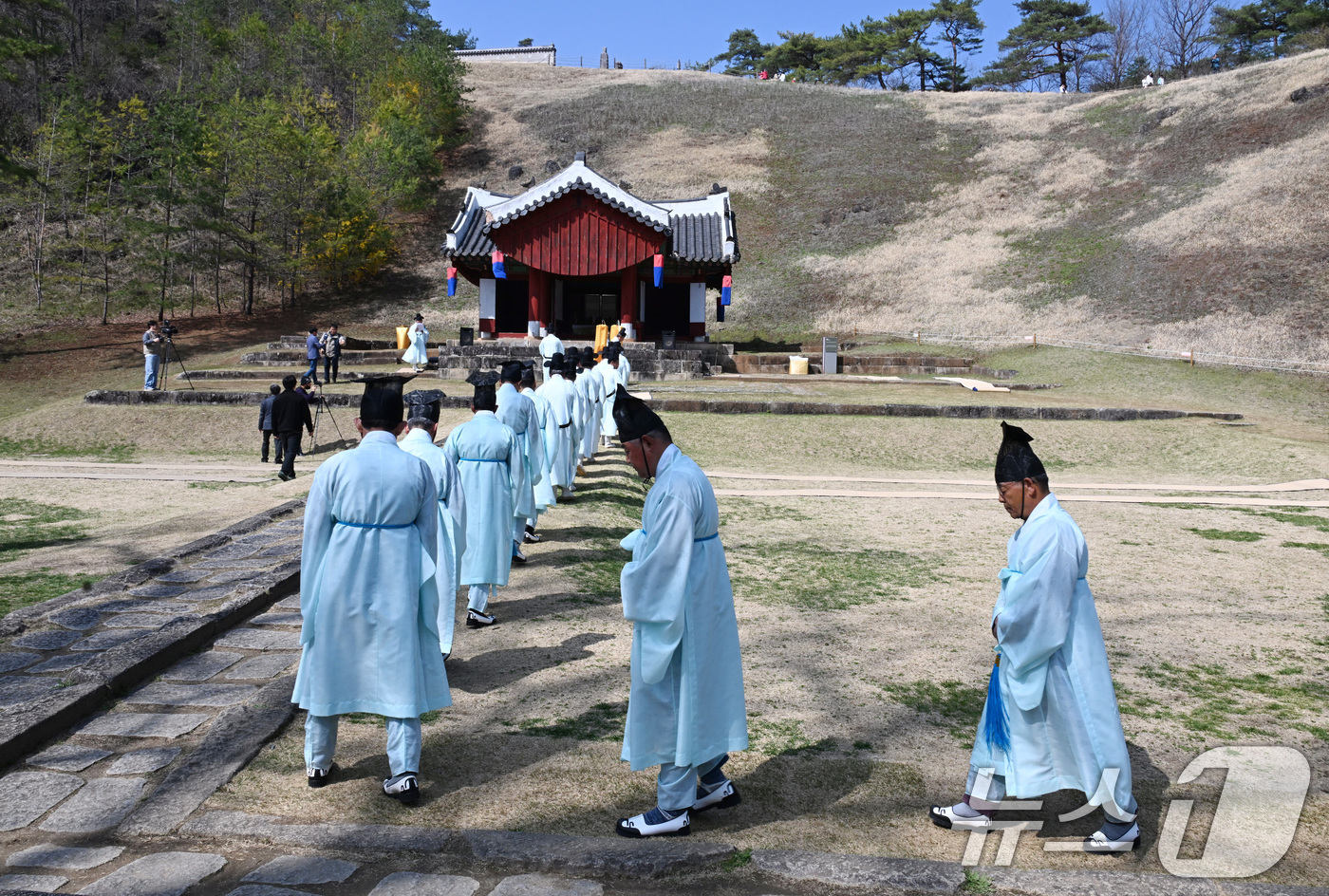 (서울=뉴스1) = 11일 강원도 영월 조선 단종의 능인 장릉에서 남양주 사릉에서 채취해 온 들꽃을 옮겨 심는 식재 행사를 기념하는 고유제가 진행되고 있다. 남양주 사릉은 단종의 …