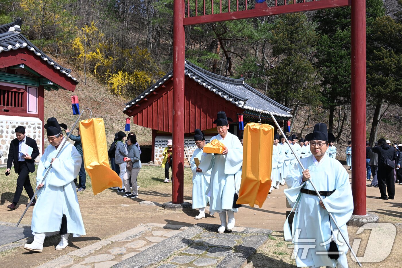 본문 이미지 - 지난 11일 강원도 영월 조선 단종의 능인 장릉에서 남양주 사릉에서 채취해 온 들꽃을 옮겨 심는 식재 행사를 기념하는 고유제가 진행되고 있다. 남양주 사릉은 단종의 비인 정순왕후의 능이다. (국가유산청 제공. 재판매 및 DB 금지) 2026.4.11 ⓒ 뉴스1